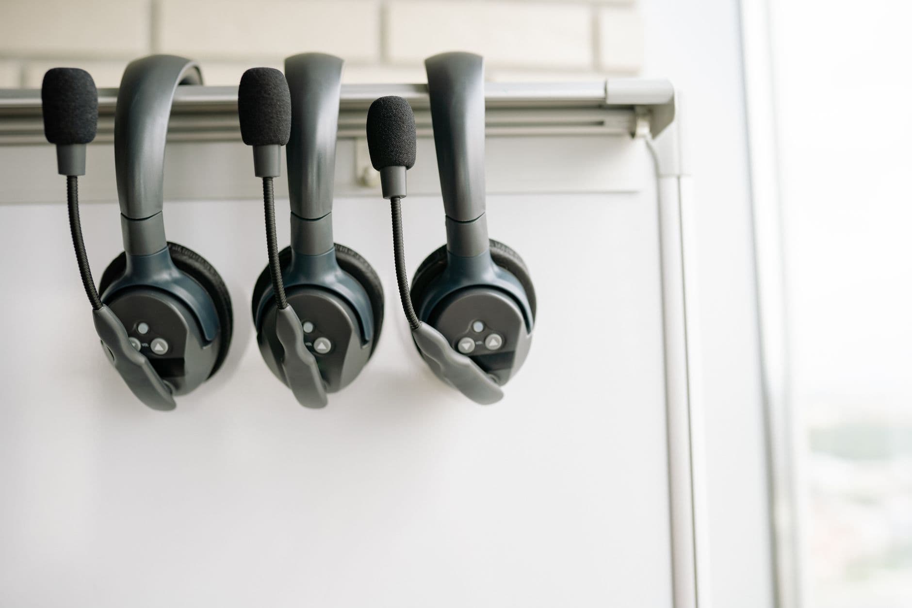What is an AI receptionist and how it works for a small business